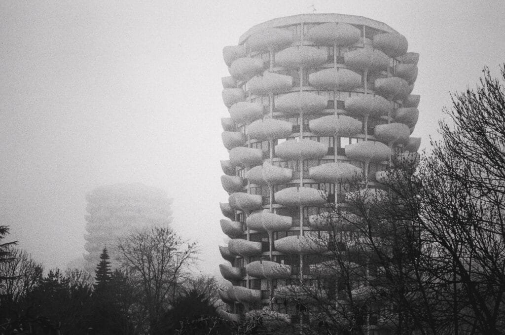 Tour des Choux de Créteil apparaissant dans la brume avec ses balcons circulaires caractéristiques
