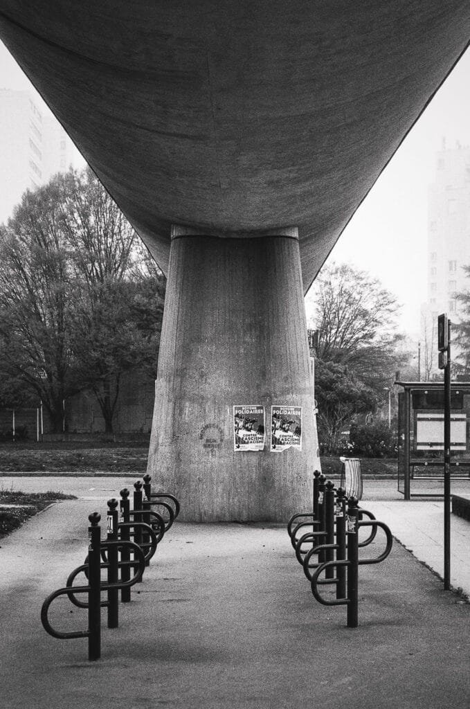Passerelle en béton près des Choux de Créteil avec arceaux à vélos au premier plan
