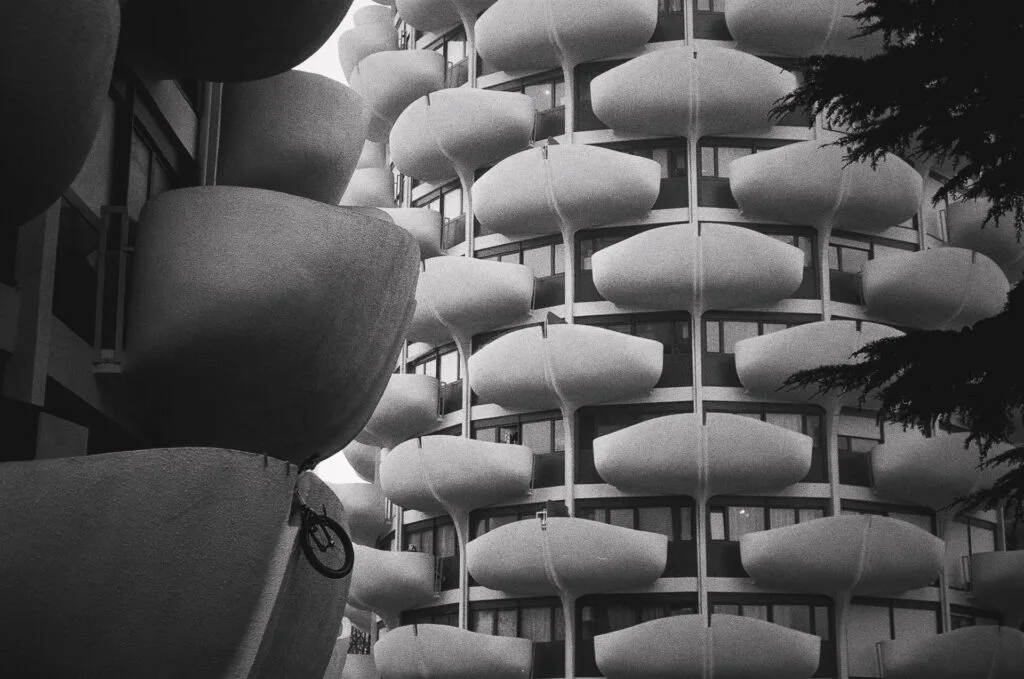 Balcons arrondis des Choux de Créteil avec un vélo suspendu à un balcon
