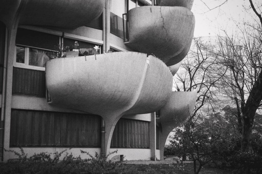 Balcons arrondis reposant sur des piliers dans un immeuble des Choux de Créteil