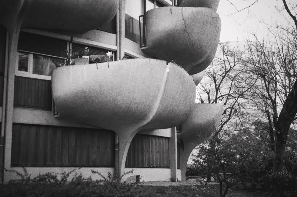 Balcons arrondis reposant sur des piliers dans un immeuble des Choux de Créteil