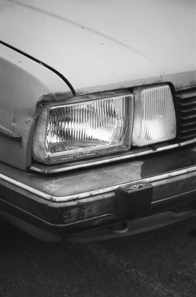 Phare et pare-chocs d’une ancienne Volkswagen stationnée près des Choux de Créteil