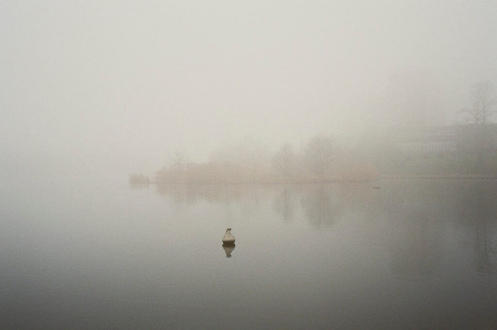 Bouée flottant sur le lac de Créteil dans la brume