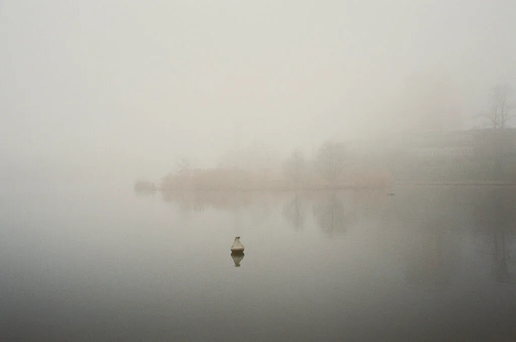 Bouée flottant sur le lac de Créteil dans la brume