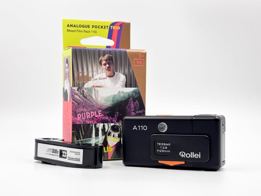 Appareil photo Rollei A110 avec cartouche et boîtes de pellicules 110 Lomography sur fond neutre
