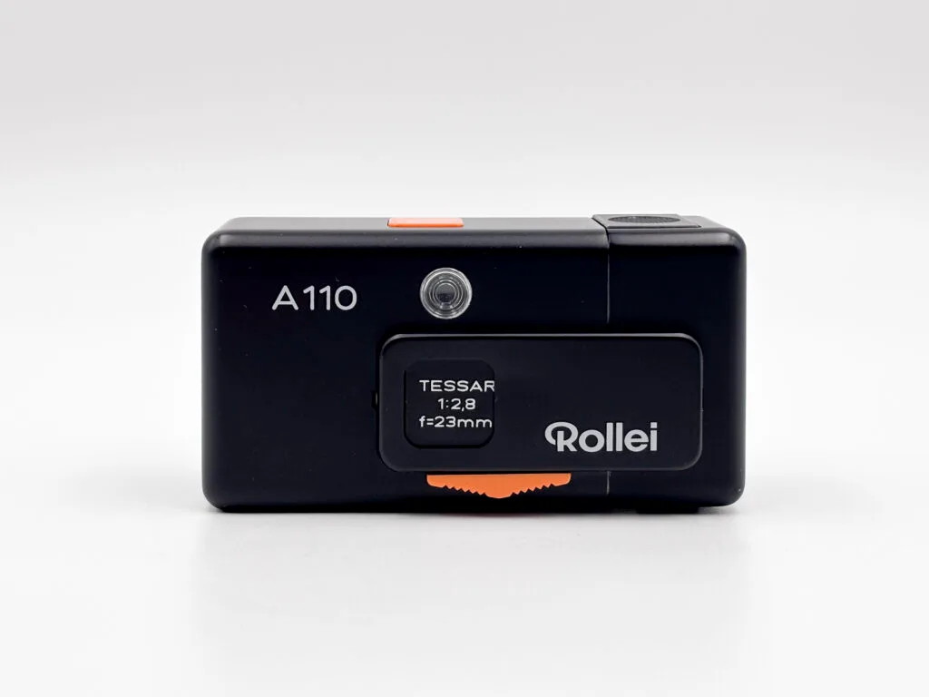 Appareil photo Rollei A110 compact au format 110 avec objectif Tessar 23mm f2.8 visible en façade