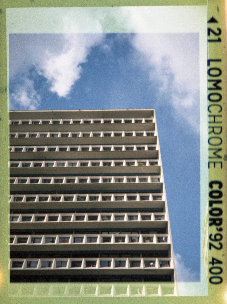 Façade d'un bâtiment du quartier des Horizons de Rennes photographiée en contre-plongée au Rollei A110 sur pellicule LomoChrome Color'92 400