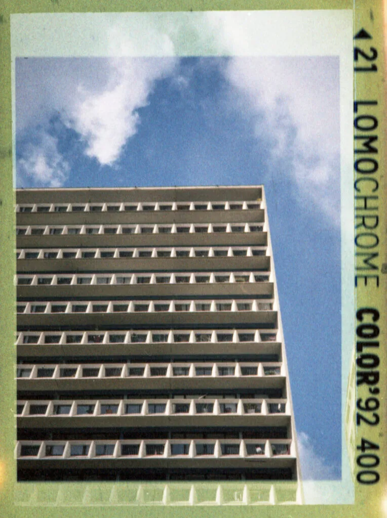 Façade d'un bâtiment du quartier des Horizons de Rennes photographiée en contre-plongée au Rollei A110 sur pellicule LomoChrome Color'92 400
