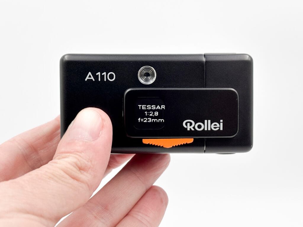 Rollei A110 tenu dans la main montrant sa très petite taille, appareil photo argentique compact au format 110