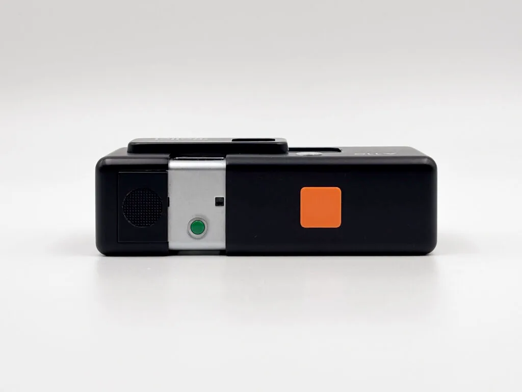 Vue du dessus du Rollei A110 avec déclencheur orange, témoin d’exposition vert et logement de la batterie