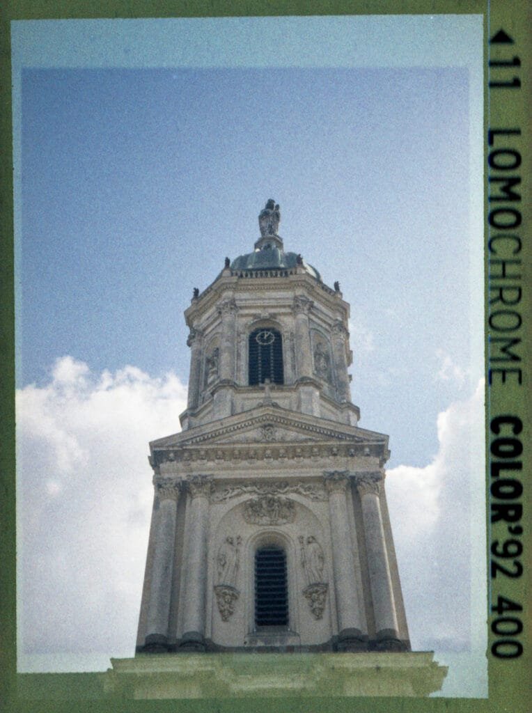 Tour de l'église Sainte-Melaine de Rennes photographiée en contre-plongée au Rollei A110 sur pellicule LomoChrome Color'92 400