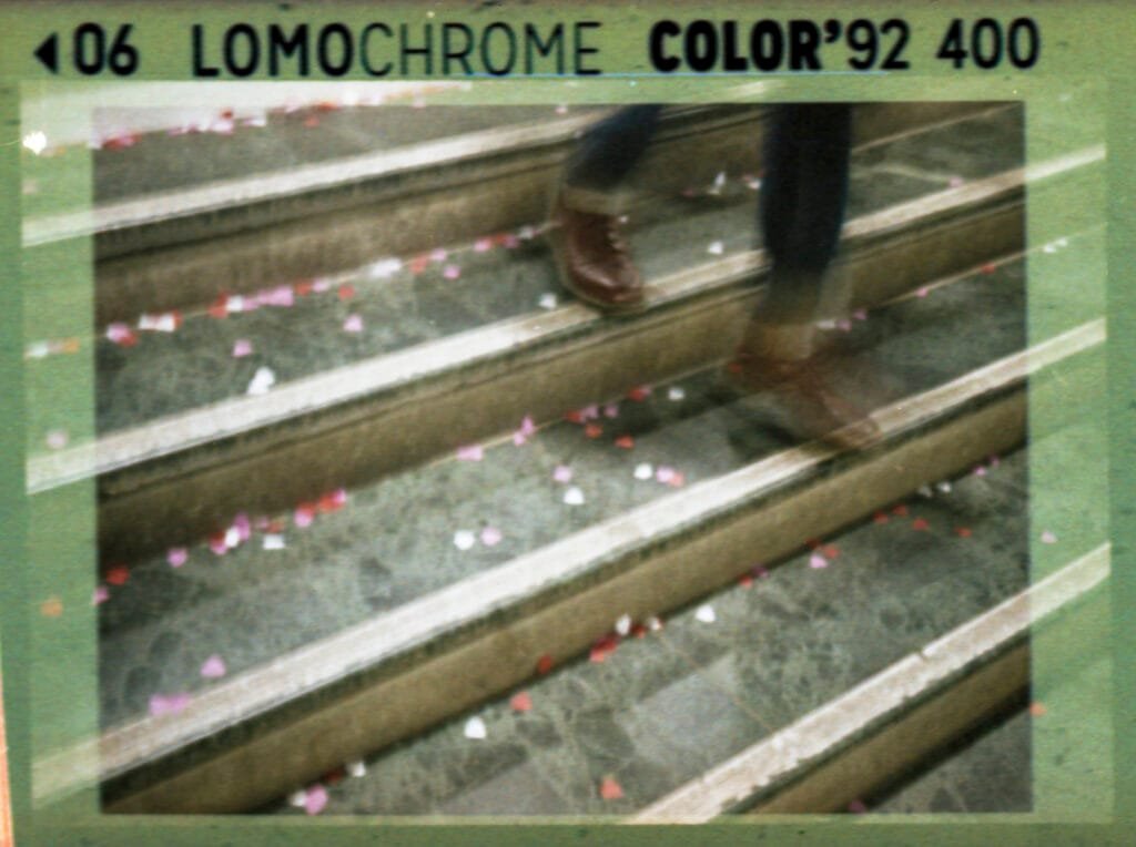 Escalier de la gare de Nantes avec confettis en forme de coeur au sol, photographié au Rollei A110 sur pellicule LomoChrome Color'92 400