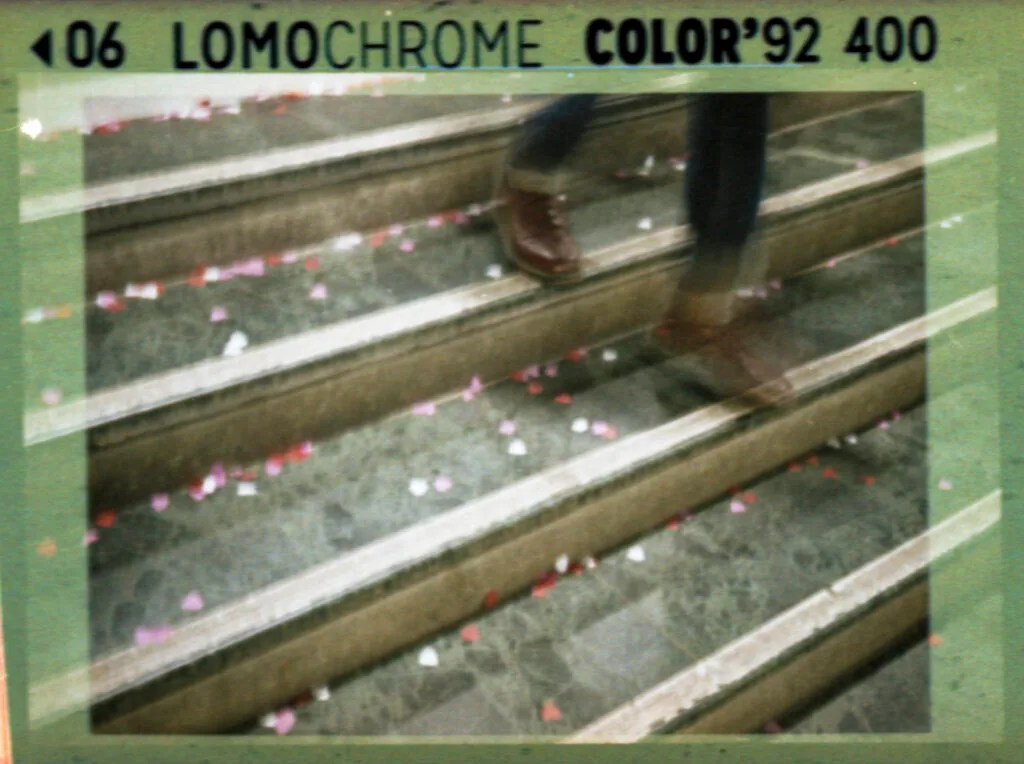 Escalier de la gare de Nantes avec confettis en forme de coeur au sol, photographié au Rollei A110 sur pellicule LomoChrome Color'92 400