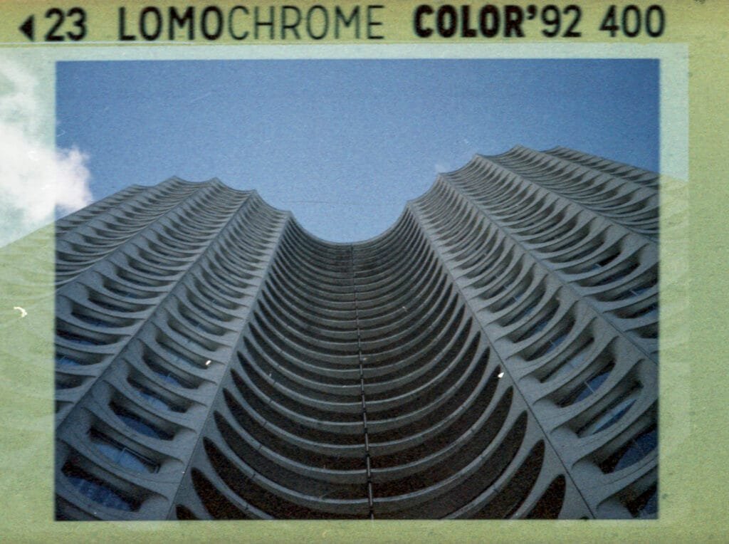 Les Horizons de Rennes photographiés en contre-plongée au Rollei A110 sur pellicule LomoChrome Color'92 400