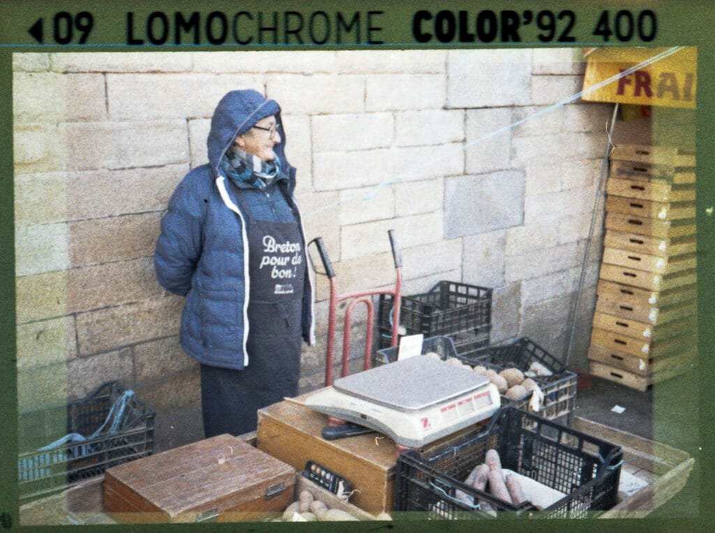 Maraîcher au marché des Lices de Rennes photographié au Rollei A110 sur pellicule LomoChrome Color'92 400