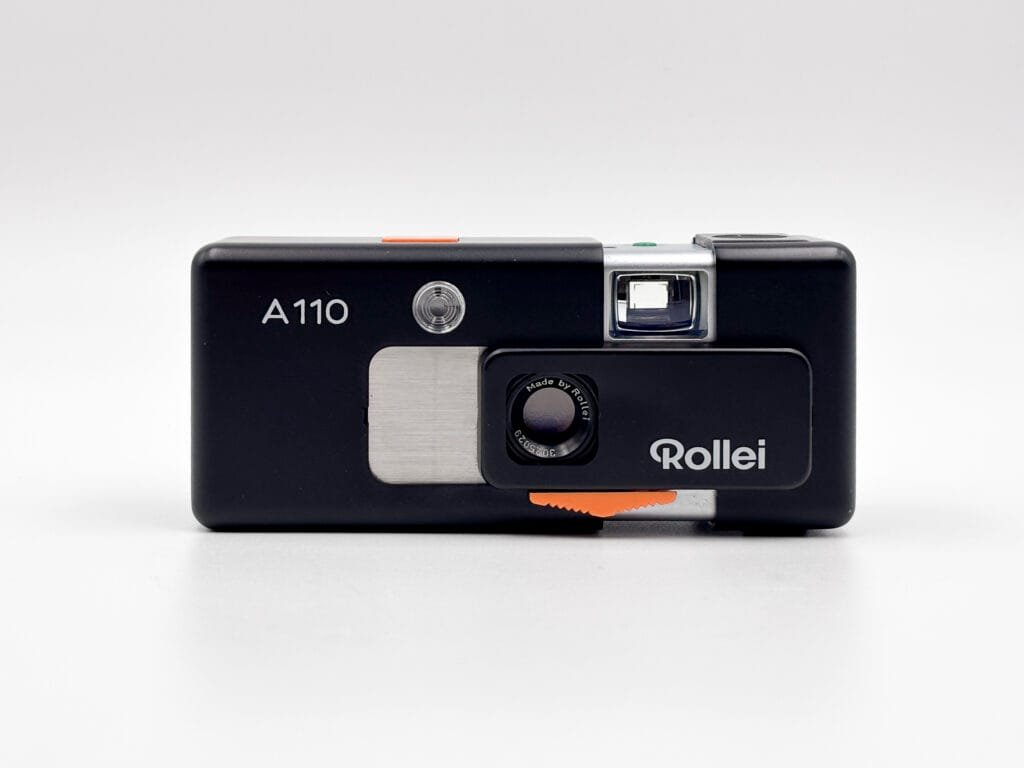 Rollei A110 ouvert avec objectif Tessar 23mm f2.8 visible et viseur apparent, appareil photo argentique 110