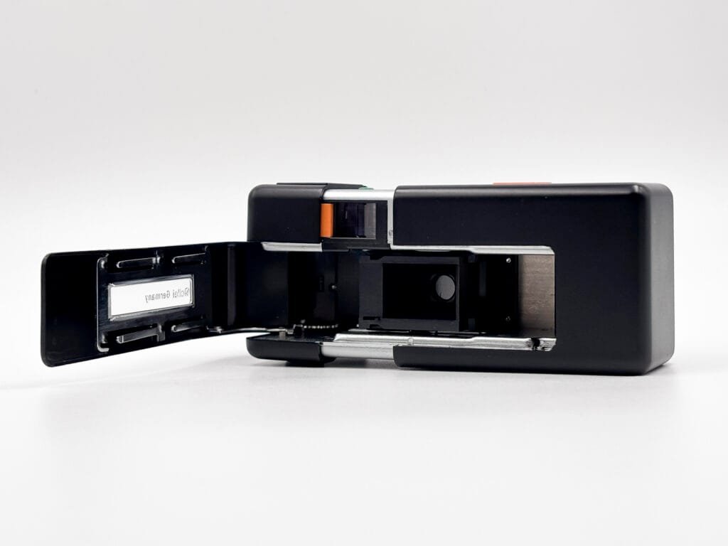 Rollei A110 ouvert montrant le compartiment interne pour cartouche de film 110