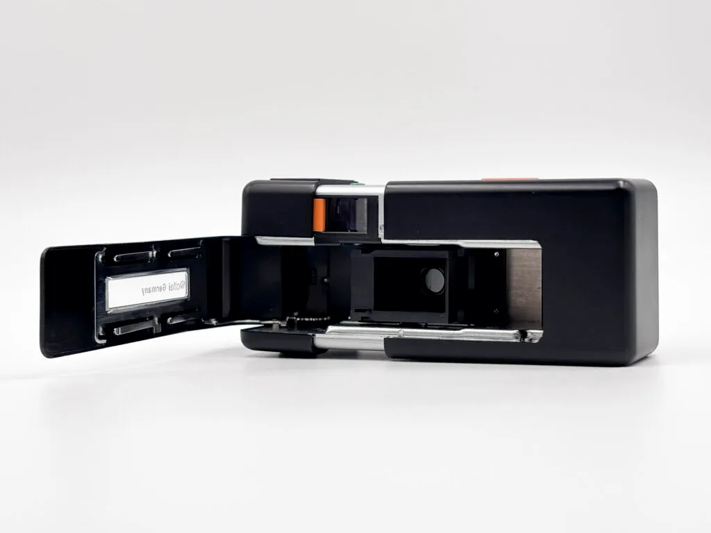 Rollei A110 ouvert montrant le compartiment interne pour cartouche de film 110