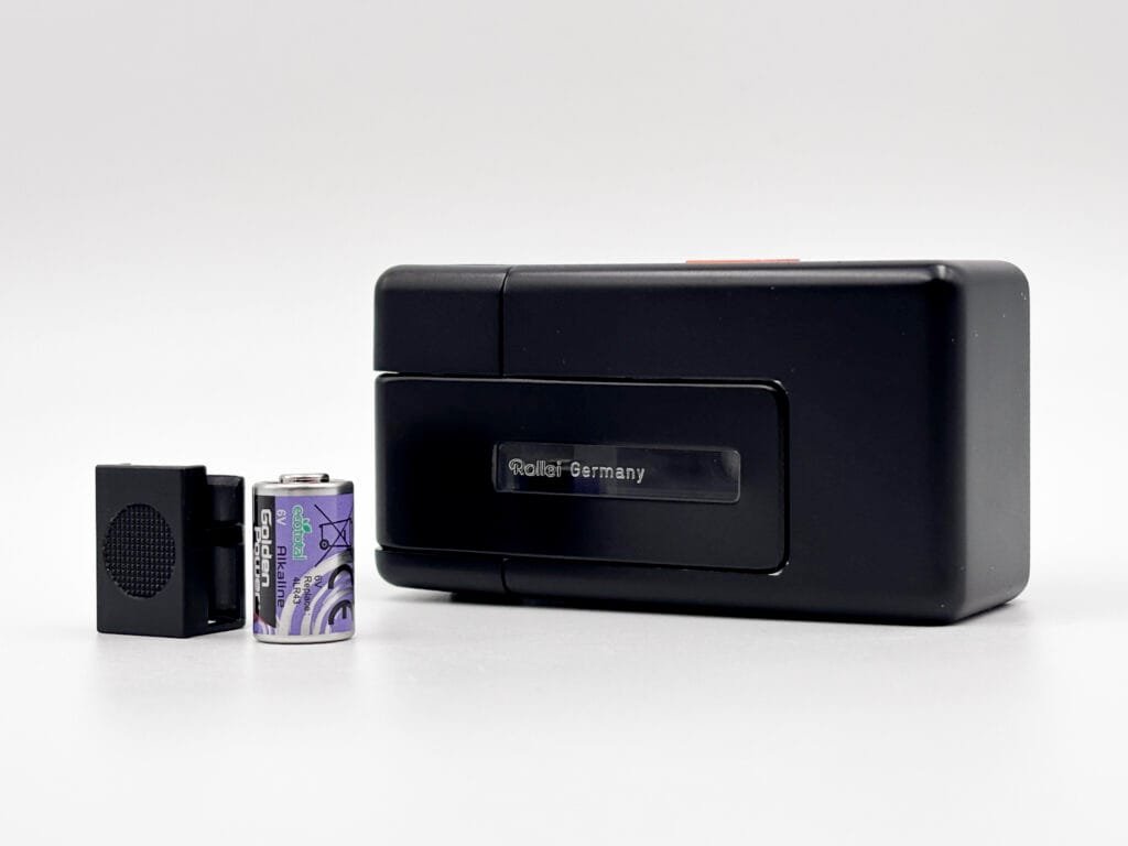 Rollei A110 avec logement de batterie ouvert et pile PX27 à côté
