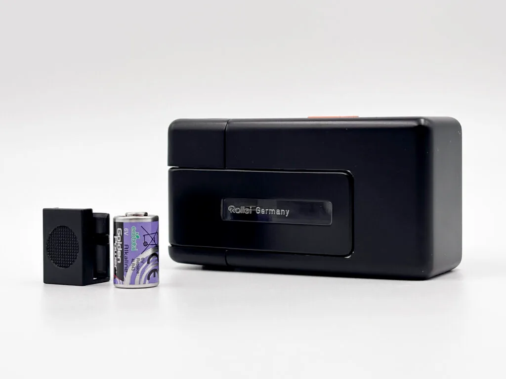 Rollei A110 avec logement de batterie ouvert et pile PX27 à côté