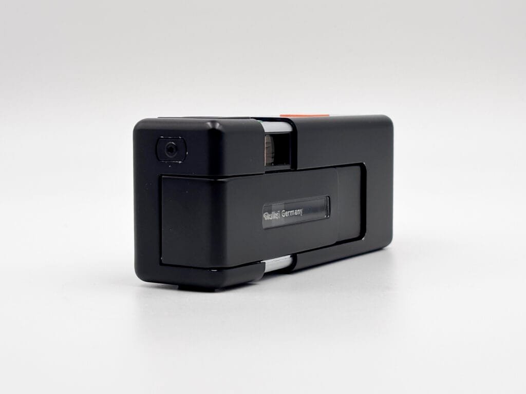 Rollei A110 vu de trois quarts arrière avec prise pour extension flash visible sur le côté