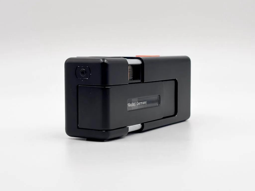 Rollei A110 vu de trois quarts arrière avec prise pour extension flash visible sur le côté
