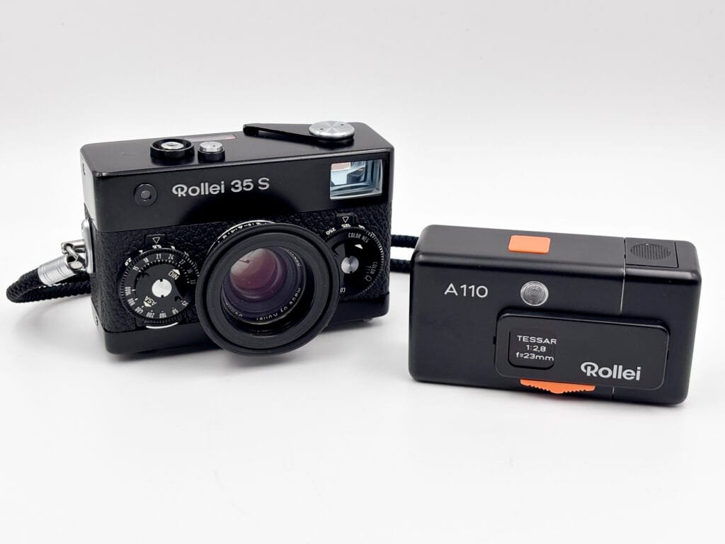Comparaison entre un Rollei A110 compact au format 110 et un Rollei 35 S en 35mm montrant la différence de taille