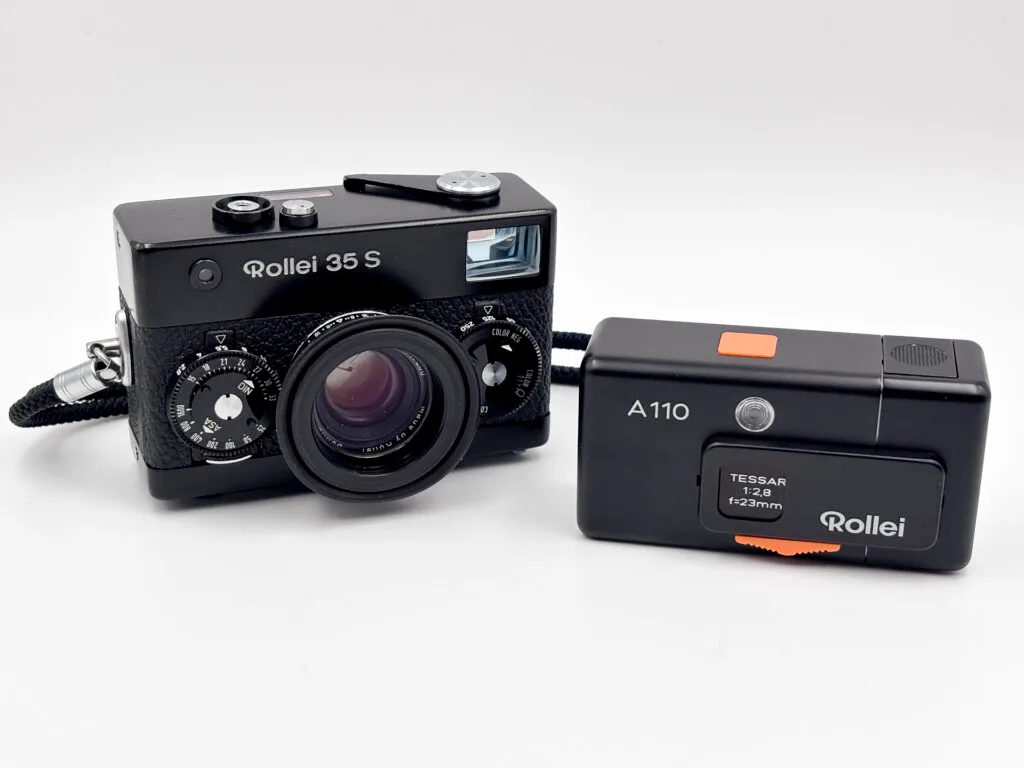 Comparaison entre un Rollei A110 compact au format 110 et un Rollei 35 S en 35mm montrant la différence de taille