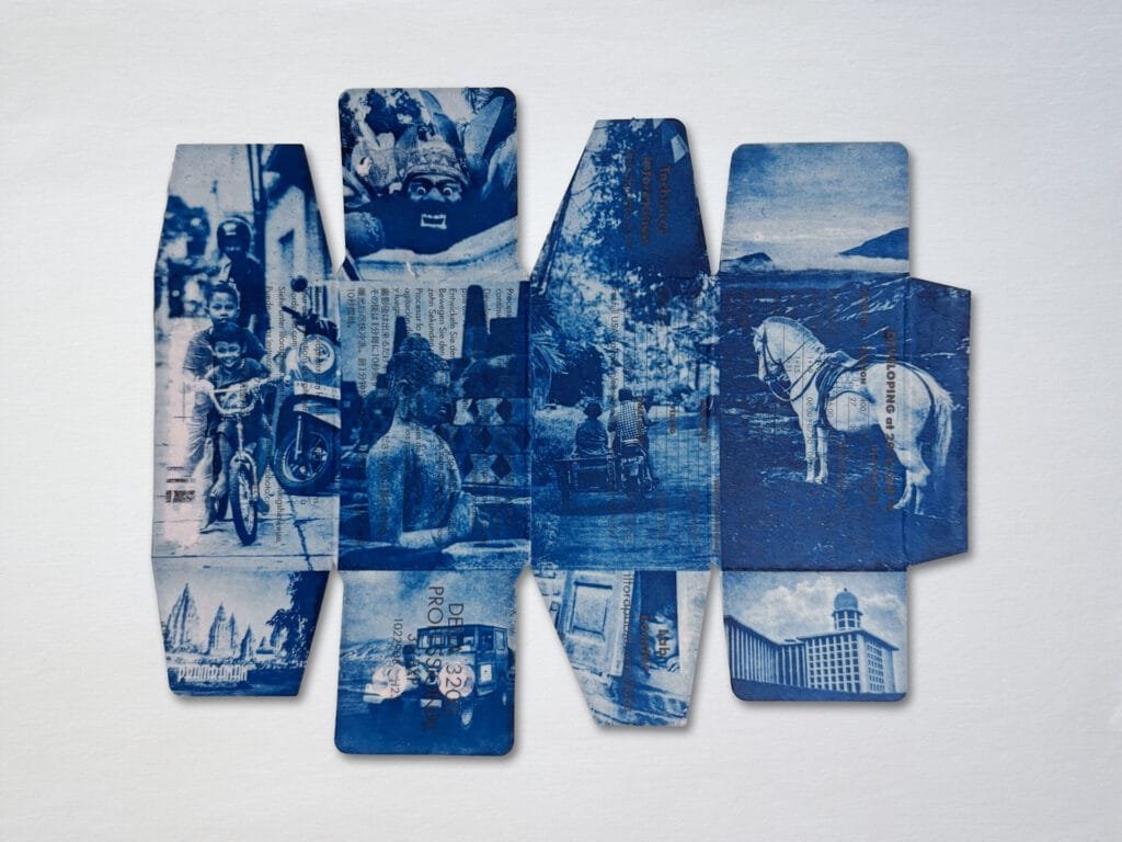 Détail du cyanotype réalisé sur boîte de pellicule Ilford Delta 3200, photos prises à Java en Indonésie, texte des consignes de développement visible sous l'image