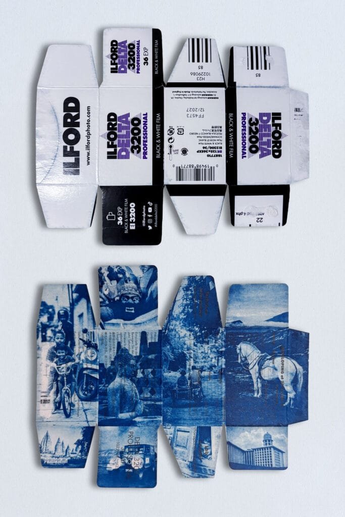 Boîte de pellicule Ilford Delta 3200 dépliée recto verso, cyanotype réalisé à partir de photos prises à Java en Indonésie