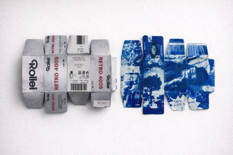 Boîte de pellicule Rollei 400S dépliée, recto et verso : le recto imprimé d'origine et le verso transformé en cyanotype avec des photos prises à Pornichet