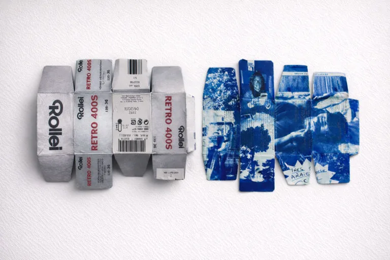 Boîte de pellicule Rollei 400S dépliée, recto et verso : le recto imprimé d'origine et le verso transformé en cyanotype avec des photos prises à Pornichet