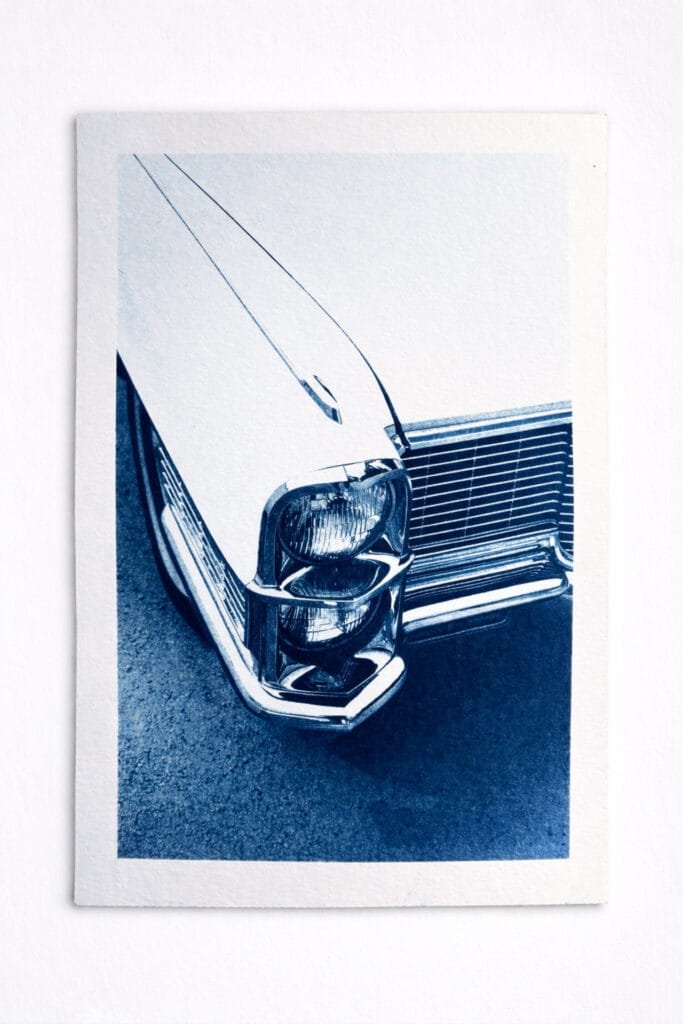Cyanotype d'une Cadillac vintage, détail phare et calandre, tirage sur papier aquarelle Clairefontaine Aquapad