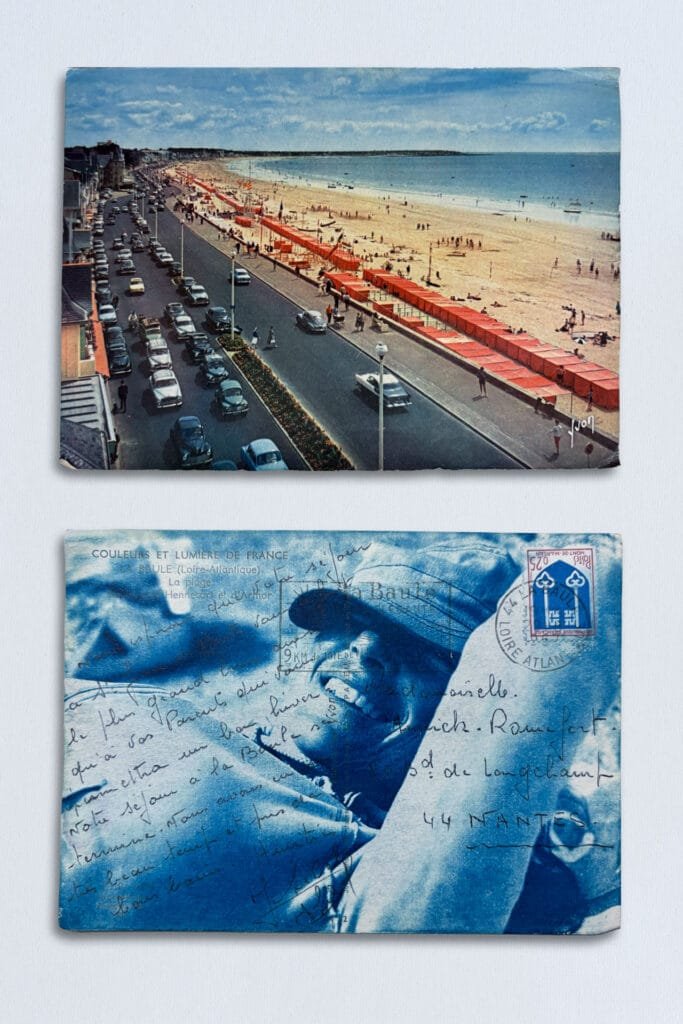 Carte postale de La Baule 1957 recto verso, cyanotype d'une amie sur la plage sur le dos manuscrit d'époque, cachet Loire-Atlantique