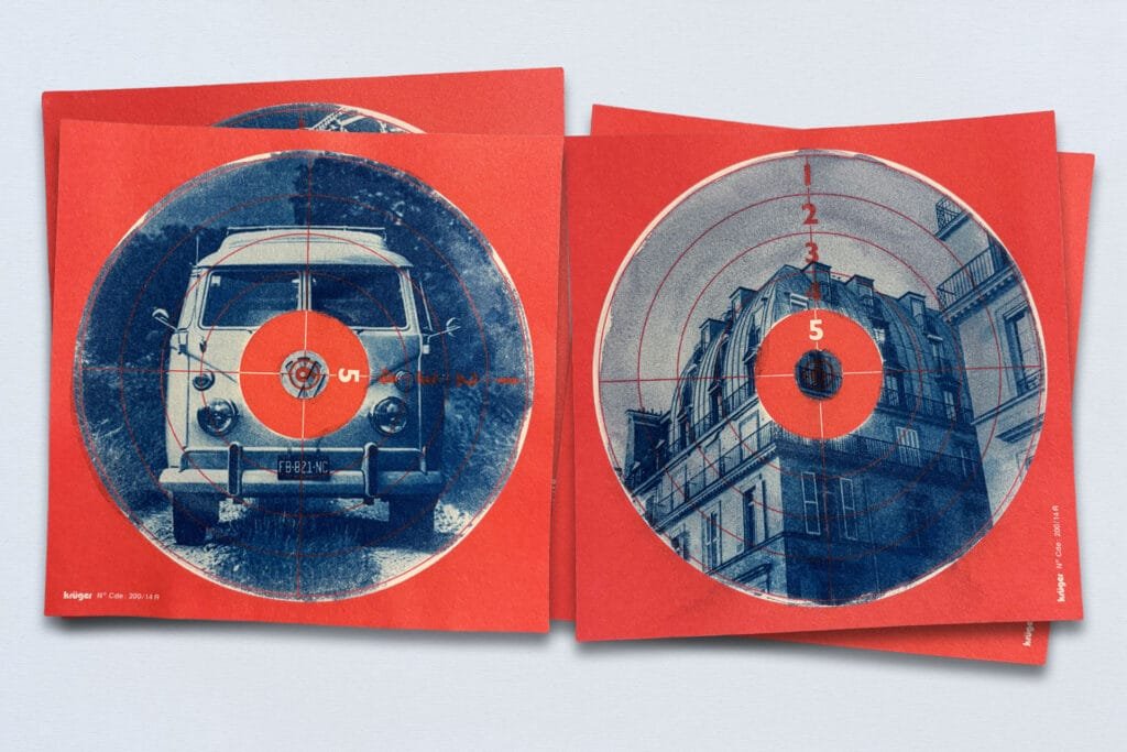 Deux cyanotypes sur cibles de tir rouge : Combi VW et façades rue de Rivoli à Paris, bleu de Prusse sur fond rouge