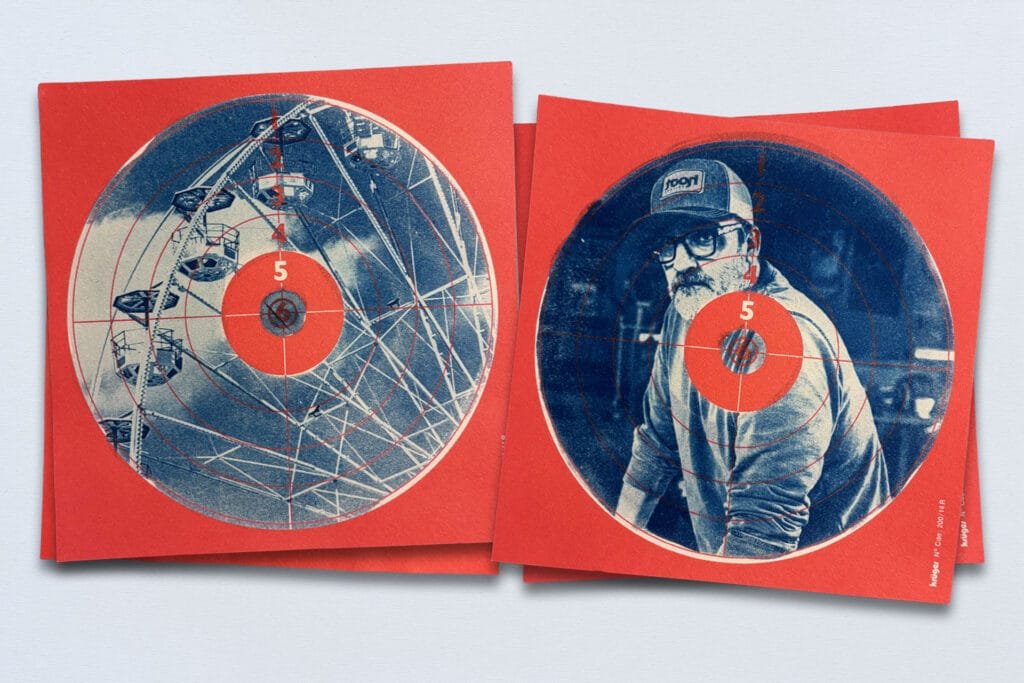 Deux cyanotypes sur cibles de tir rouge : grande roue de Nantes et portrait, bleu de Prusse sur fond rouge