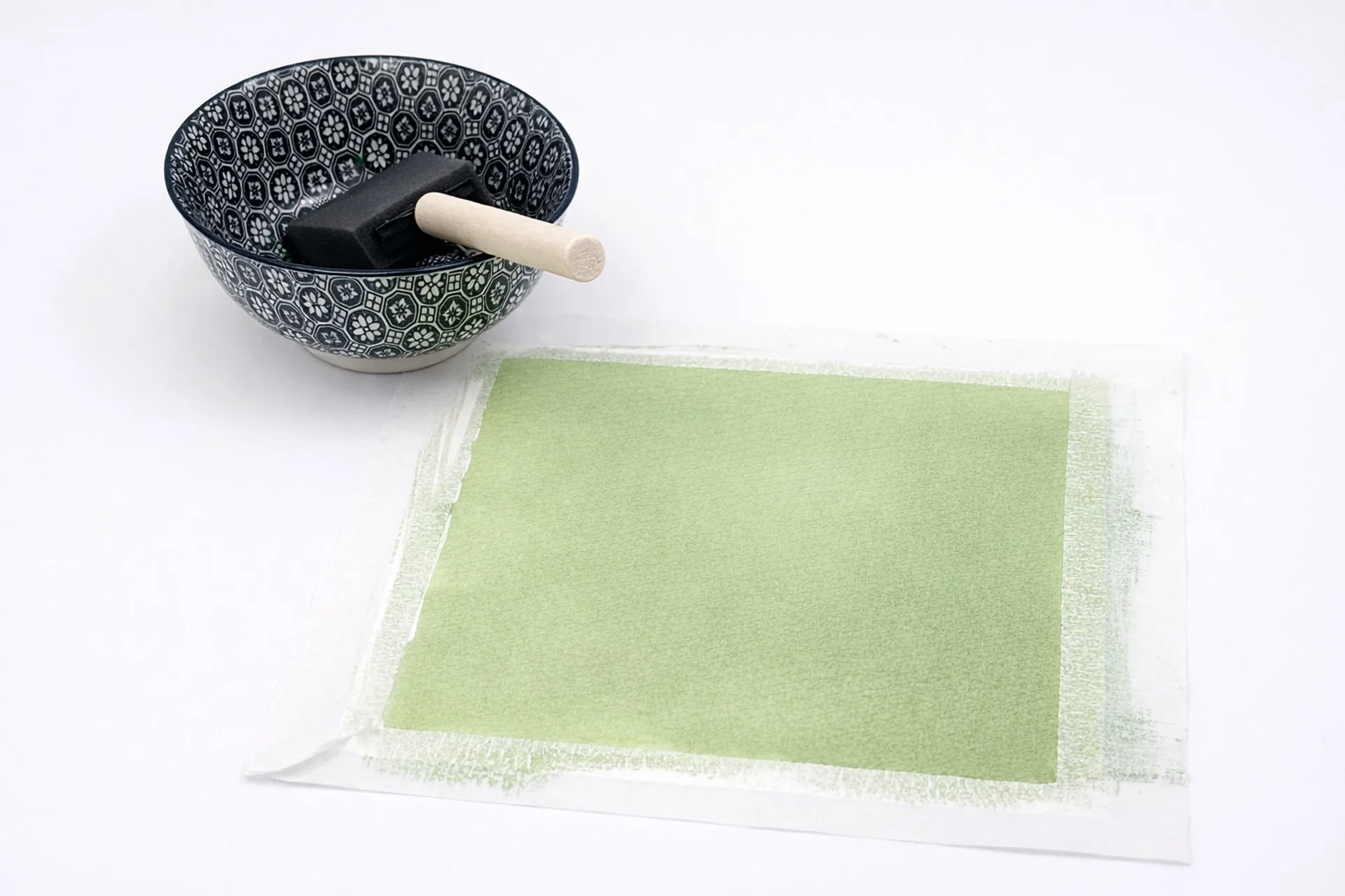 apier aquarelle Clairefontaine enduit d'émulsion cyanotype verte, avec bordure blanche laissée par le scotch papier