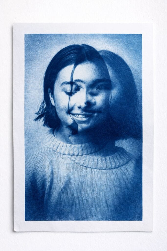Cyanotype A4 portrait en double exposition sur papier aquarelle Clairefontaine, bleu de Prusse