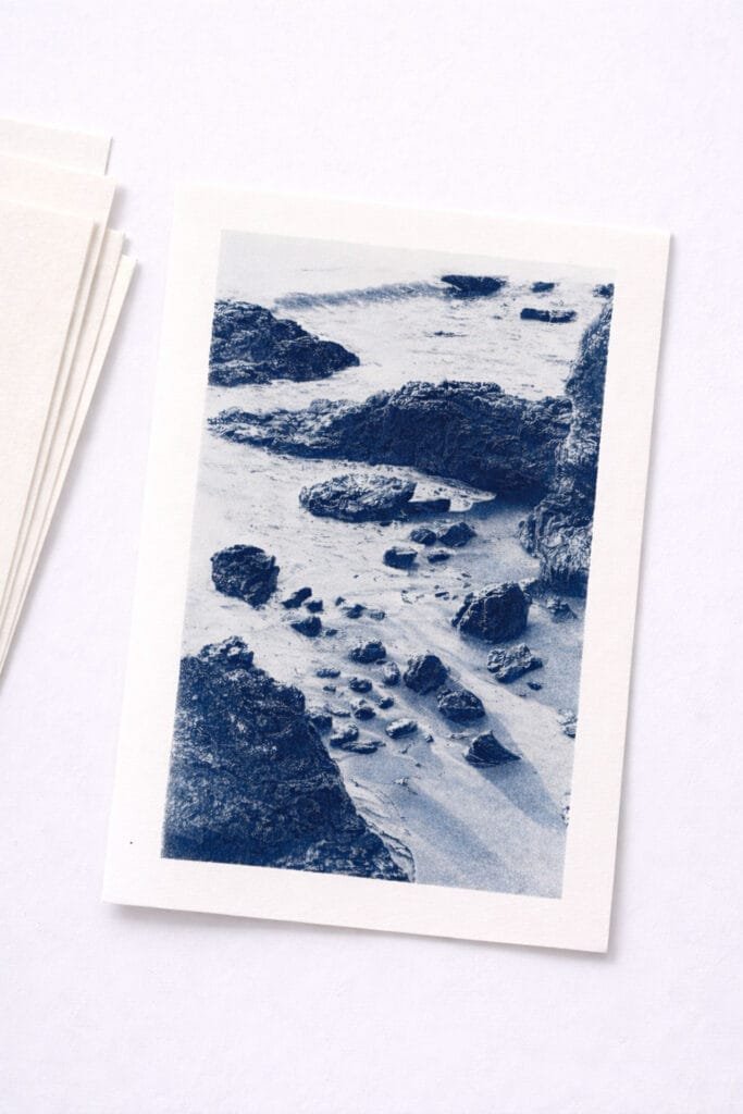 Cyanotype paysage rocheux de Pornichet, tirage sur papier aquarelle Clairefontaine Aquapad A5 à partir d'une photo argentique