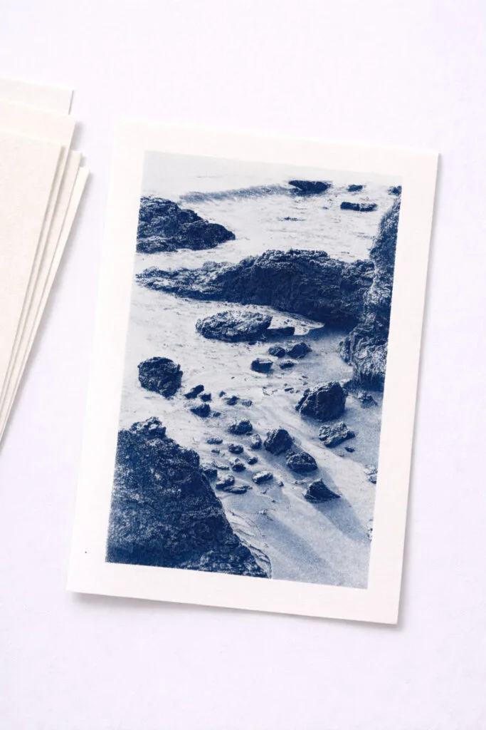 Cyanotype paysage rocheux de Pornichet, tirage sur papier aquarelle Clairefontaine Aquapad A5 à partir d'une photo argentique