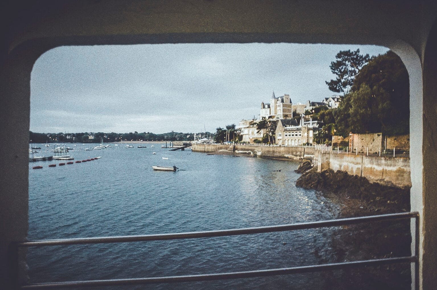 Vue sur la rade de Dinard depuis l'embarcadère des ferries, photo argentique Nikon F3 Micro-Nikkor 55mm