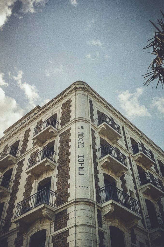 Façade du Grand Hôtel cinq étoiles de Dinard photographiée en contre-plongée, photo argentique Nikon F3 Micro-Nikkor 55mm