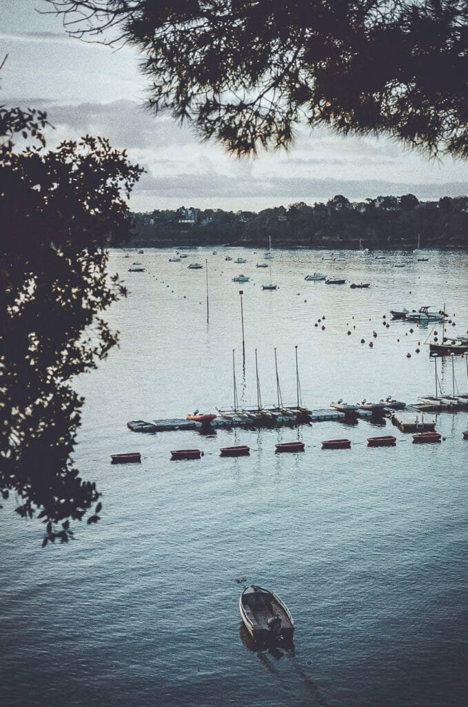 Vue plongeante sur la rade de Dinard depuis le Grand Hôtel, bateaux au mouillage et pins en amorce, photo argentique Nikon F3