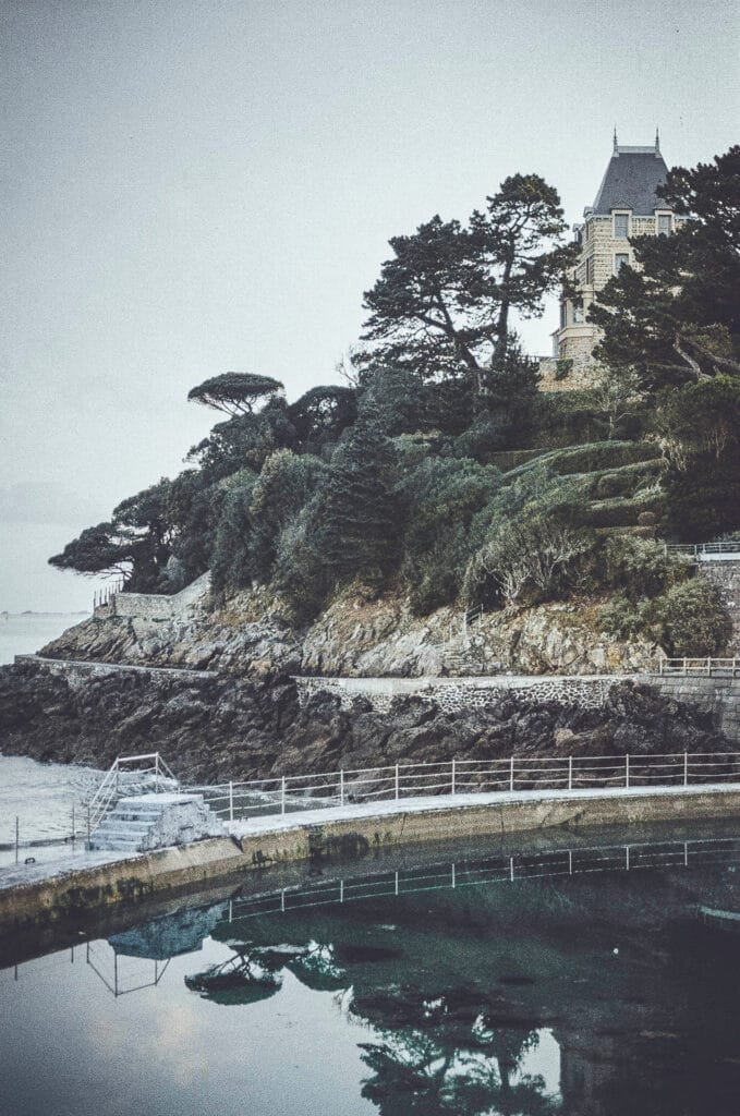 Piscine de mer de Dinard avec la pointe du Moulinet et sa villa en arrière-plan, photo argentique Nikon F3