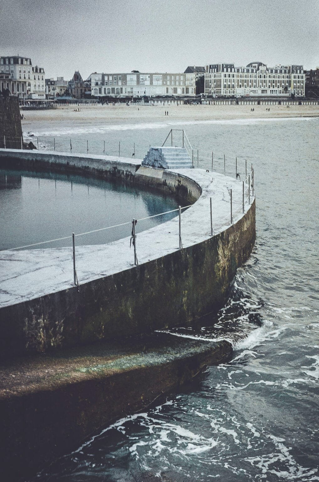 La piscine de mer de la plage de l'Écluse à Dinard, photo argentique Nikon F3 Micro-Nikkor 55mm