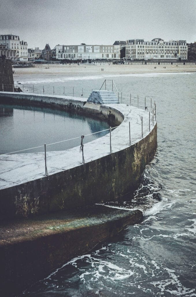 La piscine de mer de la plage de l'Écluse à Dinard, photo argentique Nikon F3 Micro-Nikkor 55mm