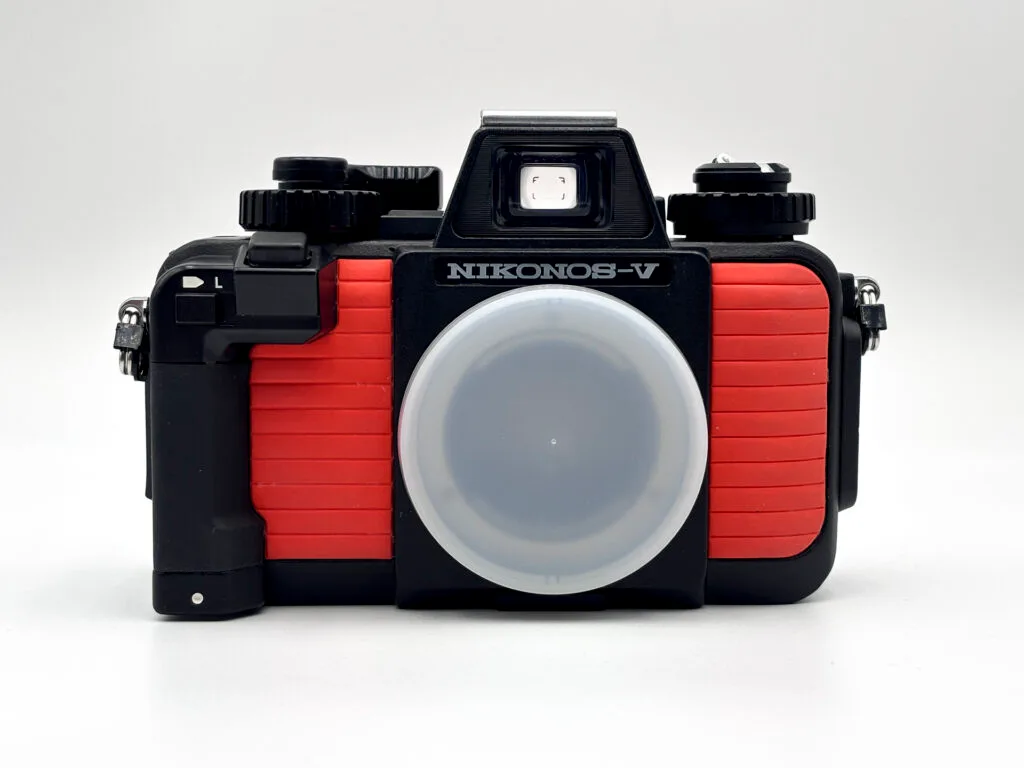 Nikonos V coloris orange vue de face avec bouchon d'objectif d'origine, sur fond blanc