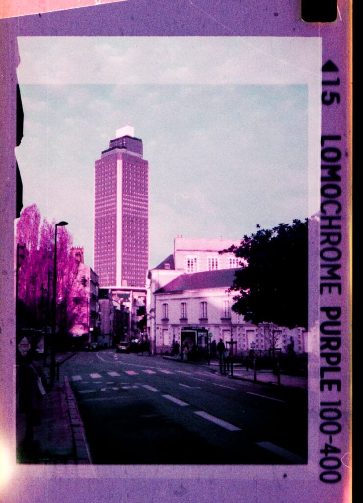 Tour de Bretagne à Nantes photographiée au Rollei A110 sur pellicule LomoChrome Purple 100-400