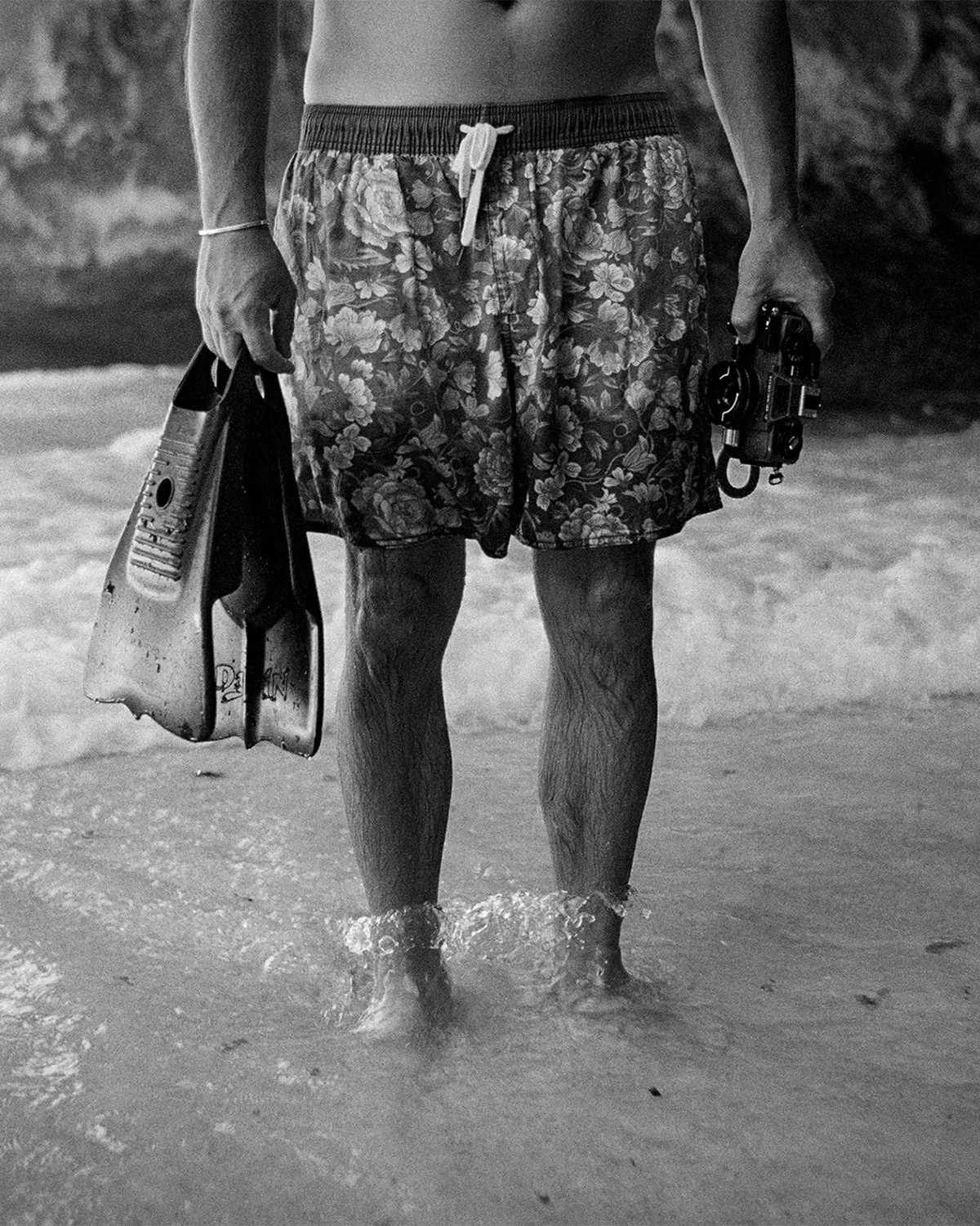 YannB, photographe de surf argentique, palmes et Nikonos V à la main, prêt à entrer dans l'eau - © YannB / yannb.net