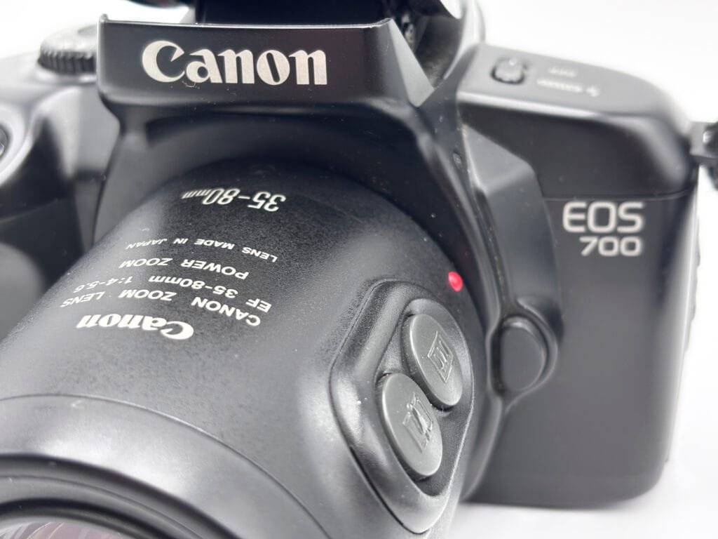 Gros plan sur les boutons de Power Zoom du Canon EF 35-80mm monté sur Canon EOS 700